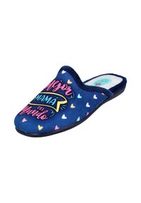 Zapatilla azul marino con patrones de corazones coloridos y el texto en español "Mejor Mamá del Mundo" en la parte superior, con una suave plantilla interior blanca.