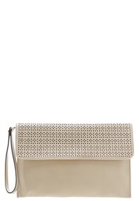Beige leren clutch met een geperforeerde lichtbeige flap. Beschikt over een soepele textuur en een afneembare polsband. Rechthoekige vorm.