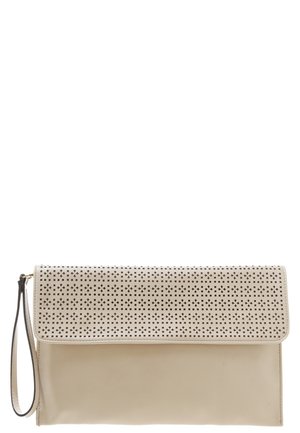 Beige læder clutch med en perforeret lys beige flap. Har en glat overflade og et aftageligt håndledsrem. Rektangulær form.