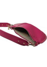 Roze leren handtas met een gladde textuur, gebogen ontwerp, ritssluiting en goudkleurige hardware. Binnenin bevindt zich een klein ritsvak.