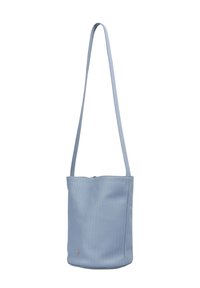 Geantă de umăr din piele texturată, de culoare albastră deschisă, cu un singur braid, bază rotundă și închidere cu fermoar în partea de sus. Design simplu, minimalist.
