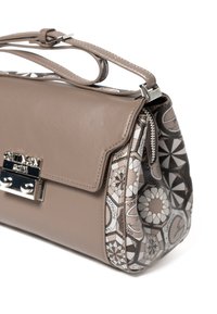Borsa a mano in pelle beige con motivo geometrico su un lato, hardware argentato, chiusura a patta e tracolla regolabile per versatilità.