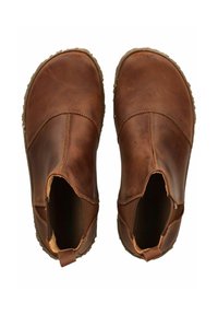 Botas de cuero marrón hasta el tobillo con paneles laterales elásticos, diseño de punta redonda y suelas de goma texturizadas. La vista superior muestra una superficie lisa y costuras.