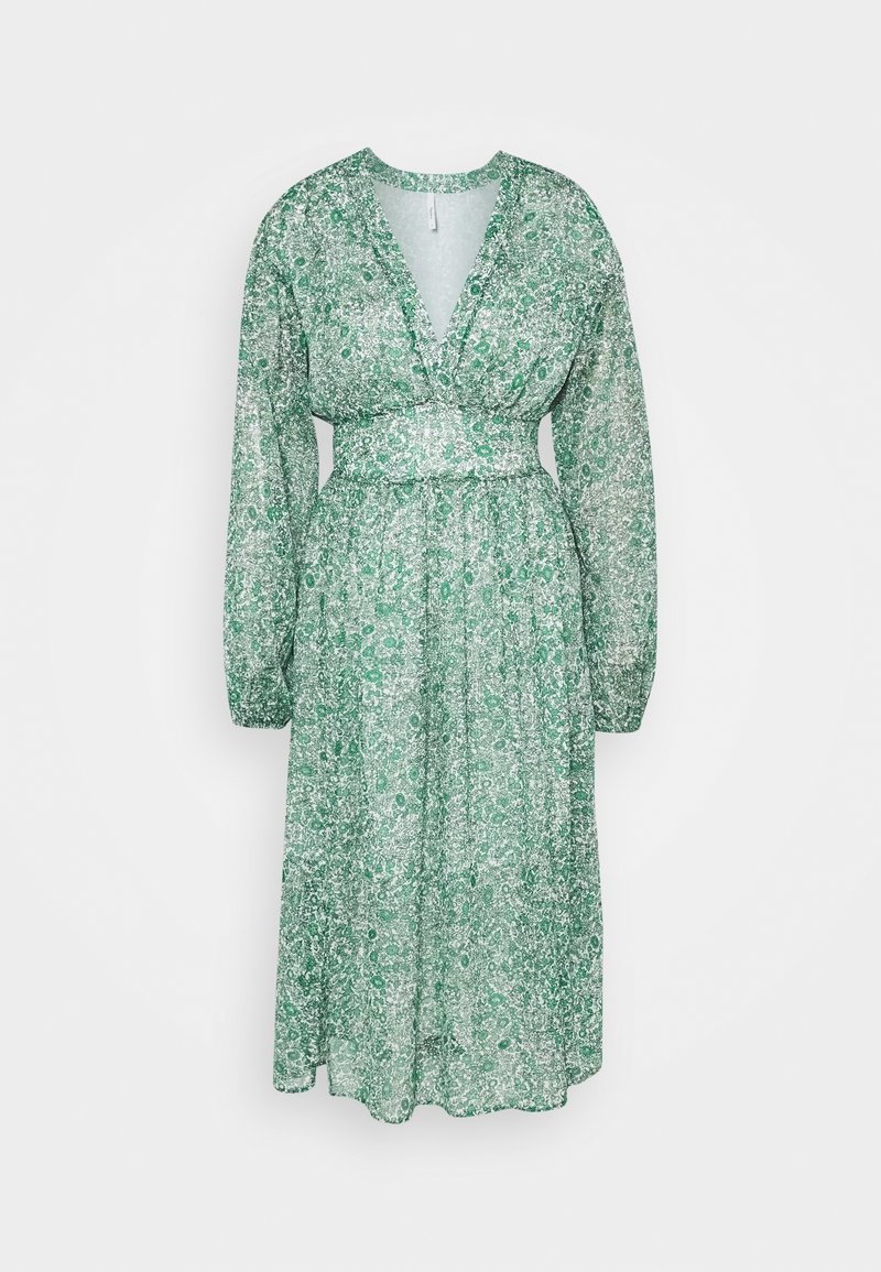 Robe midi florale verte et blanche à manches longues, col en V profond, taille cintrée et jupe fluide sur fond uni.
