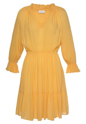 Robe jaune légère avec un col en V, une taille froncée et des manches à volants. Ourlet évasé et tissu texturé, offrant une silhouette fluide.