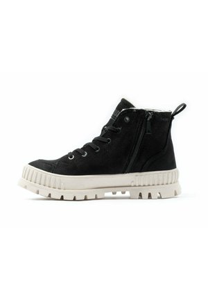 Baskets montantes noires avec semelle blanche rainurée, fermeture éclair latérale et laçage à l'avant, conçues pour un usage décontracté ou en extérieur.