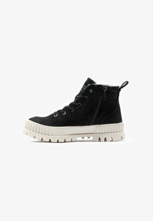 Czarny sneaker z wysoką cholewką, białą, żłobioną podeszwą, bocznym zamkiem błyskawicznym i sznurowaniem z przodu, zaprojektowany do noszenia na co dzień lub na zewnątrz.