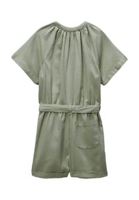 Jumpsuit vert à manches courtes en tissu doux, avec un col froncé, une taille ceinturée et un détail de poche au dos.