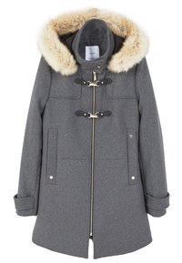 Manteau en laine grise avec capuche en fausse fourrure, fermeture éclair dorée, boutons à bascule et poches latérales. Possède des manches roulées et une coupe droite.