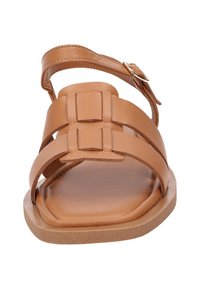 Tan leren sandalen met twee brede banden en vierkante gespen, een platte zool en een glad voetbed. Het ontwerp is minimaal en modern.