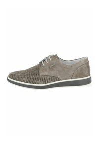 Zapatos de ante gris con cordones, detalles perforados, puntera redonda y suela blanca en contraste. Presentan una textura suave y acentos mínimos.