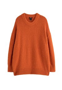Sweater in maglia arancione, lungo e morbido, con maniche lunghe, scollo rotondo e polsini e orlo a costine, esposto su uno sfondo bianco.