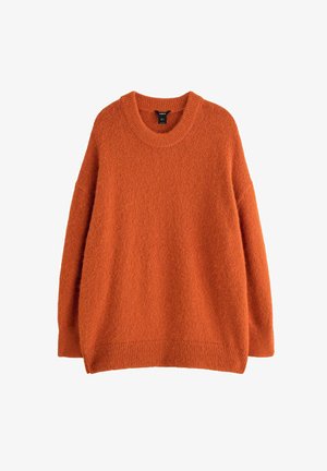 Blød, langærmet, orange striktrøje med rund halsudskæring og ribbede manchetter og kant, præsenteret på en hvid baggrund.