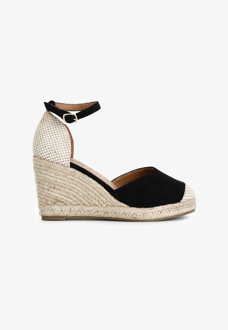 Černé semišové espadrilky na wedge s tkanou přírodní juteovou patou. Obsahují kotníkový pásek se zlatou sponou a texturovanou béžovou látkovou část.