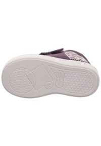 Fialová dětská teniska s bílou gumovou podrážkou, velikost 20, s texturovaným vzorem na podrážce zahrnujícím kruhy, hvězdičky a cikcaky.