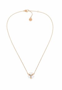 Collier doré avec un pendentif en forme de fleur blanche, une pierre centrale, une chaîne délicate et un fermoir ajustable avec une étiquette de marque.
