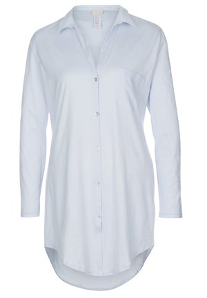 Chemise boutonnée bleu clair à manches longues, col pointu, poche poitrine simple et ourlet incurvé. Fabriquée en tissu lisse.