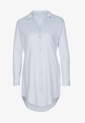 Lyseblå skjorte med knap og lange ærmer, spidse krave, enkelt brystlomme og buet kant. Fremstillet af et glat stof.