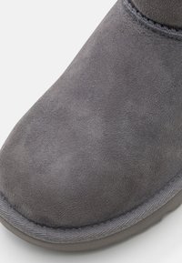 UGG MINI BAILEY BOW II - Botas clássicas de cano curto - lighthouse