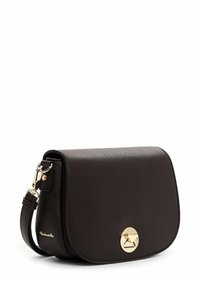 Braune Leder-Crossbody-Tasche mit strukturiertem Finish, abgerundetem Überschlag und goldenen Hardware-Elementen mit einem runden Verschluss. Verstellbarer Tragegurt inklusive.
