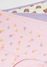 Drei Paar Unterhosen: Eine pinke mit Eistütenmuster, eine einfarbige in Lavendel und eine crèmefarbene mit Bärenillustrationen. Weicher Stoff, elastische Bündchen.