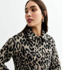 Chaqueta de estampado de leopardo hecha de un tejido suave con cuello, bolsillo frontal y cierres de botón; predominantemente beige con manchas negras.