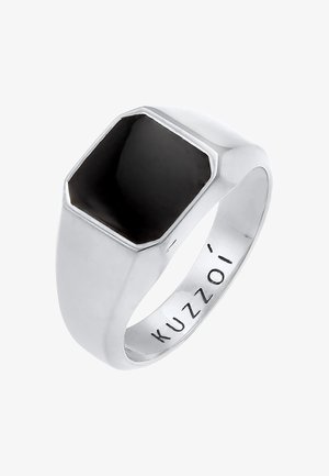 Hopeasormus, jossa on kuusikulmainen musta kiven keskipiste. Sujuva viimeistely, kiillotettu pinta ja kaiverrettu brändinimi sormuksen sisäpuolella.