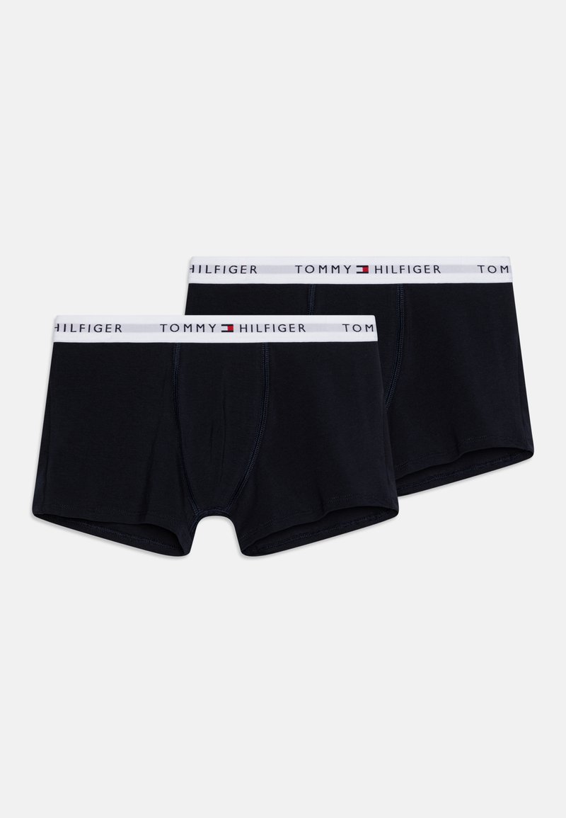Sorte bomullsboxere med hvit elastisk midje med "TOMMY HILFIGER" logo. To par vist side om side.