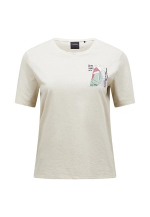 T-shirt à manches courtes couleur écrue avec un motif graphique géométrique multicolore et le texte « Peak Performance ARE-1986 » sur la partie supérieure gauche de la poitrine.