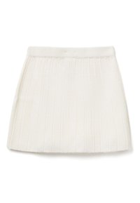 Witte gebreide rok met verticale ribstructuur, voorzien van een elastische tailleband en een uitlopende vorm, ontworpen voor een comfortabele pasvorm.