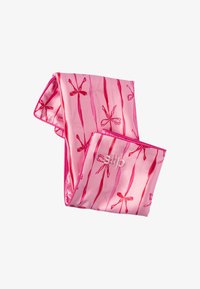 Rosa silkepudebetræk med et mønster af rosa bånd på en stribet baggrund, med et lille hvidt logo broderet.