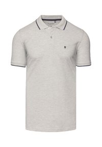 Jasnoszara koszulka polo z bawełny o miękkiej fakturze, z ciemnoszarym prążkowanym kołnierzykiem i krawędziami rękawów oraz małym logo na piersi.