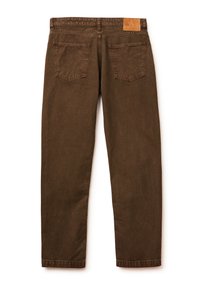 Brązowe dżinsy z denimu o prostych nogawkach, wyposażone w dwie tylne kieszenie i skórzaną naszywkę z logo na pasie. Matowa faktura.