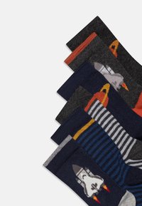 Bomuldsstrømper i forskellige farver: mørkegrå, marineblå og stribede. Har raket- og stribemønstre; ribbede manchetter; struktureret strikket design.