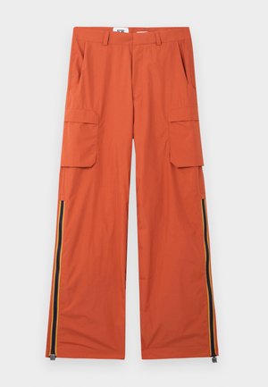Cargo-Hosen aus orangefarbenem Stoff, ausgestattet mit zwei großen Seitentaschen, geradem Schnitt und gelben sowie blauen Streifen entlang der Reißverschlüsse am Saum.