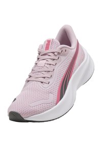 Scarpa sportiva rosa chiaro con parte superiore in mesh, suola grigia e strisce rosa a contrasto. Presenta chiusura con lacci e colletto imbottito per il massimo comfort.