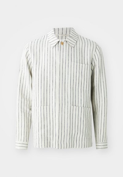 Veste rayée en crème et marine, fabriquée en tissu léger. Comprend un col, une fermeture à boutons et deux poches avant.