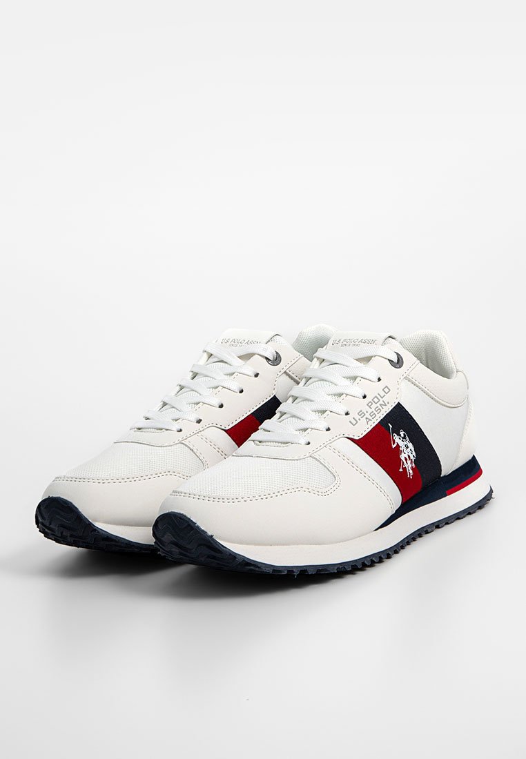 Sneaker bianche realizzate in materiale mesh e sintetico, con accenti navy e rossi, suola testurizzata e logo sul lato.