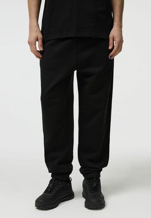 - Spodnie materiałowe