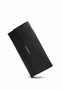 Cartera de cuero negra con un acabado texturizado. Presenta un logo dorado y un diseño rectangular y elegante. Se cierra con una solapa para un cierre seguro.