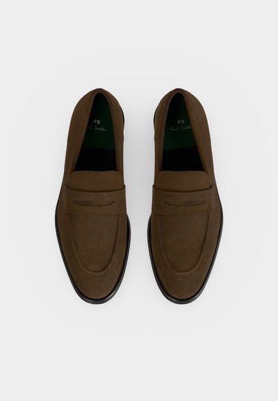 Paire de mocassins en daim marron avec semelles noires, présentant un design classique à bride penny, vus de dessus sur fond blanc.
