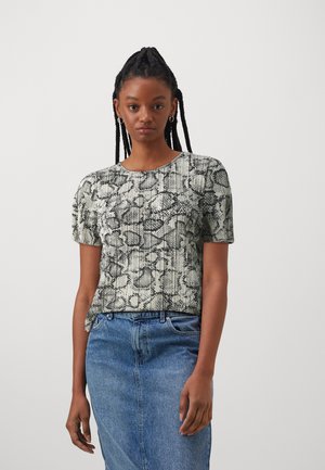 Kortärmad topp med ett mönster av gröna och svarta ormar. Har en rund halsringning och textil med struktur. Kombineras med en denimkjol.