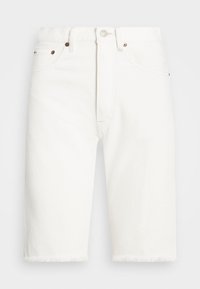 Valkoiset farkkushortsit, joissa on rispaantunut helma, viis-taskuinen malli, kevyt tekstuuri ja pronssinväriset metalliosat edessä.