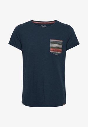 Mørkeblå kortærmet T-shirt lavet af blødt stof, med en mønstret brystlomme med geometriske design i rød, grøn og hvid.