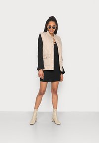 b.young BYCANNA - Veste sans manches - safari
