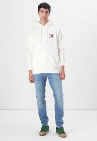 Tommy Jeans REG ESSENTIAL FLAG EXT - Sweatshirt - ancient white