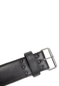 Schwarzer Leder-Gürtel mit einer silbernen Metallschnalle, glatter Textur und Druckknopf-Akzenten entlang des Riemens.