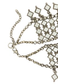 Bransoletka w kolorze srebrnym z lustrzanymi kwadratowymi akcentami, okrągłymi koralikami i zapięciem na zatrzask. Złożone ogniwa łańcucha dodają detali.