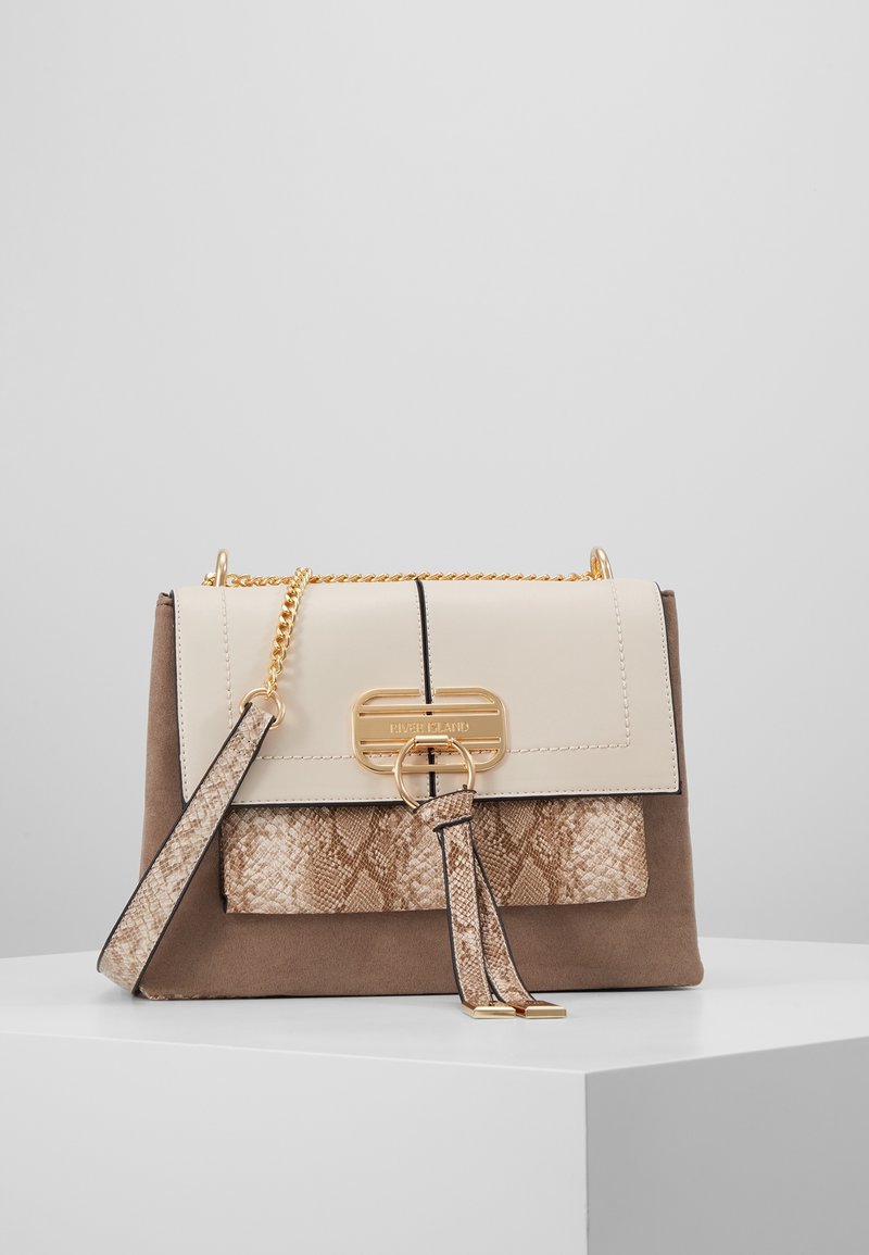 Bolso marrón y crema con un panel texturizado de piel de serpiente, herrajes dorados y una correa de cadena. Forma rectangular con cierre de solapa.