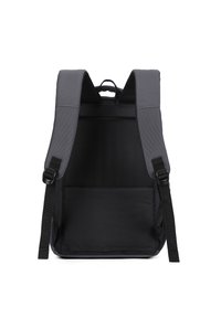 Zaino nero e grigio con texture a rete sul retro, spallacci regolabili e una tasca frontale. Forma rettangolare, materiale resistente.